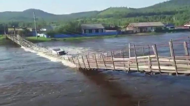 ロシア東部での深刻な洪水の際にトラックが横断しようとしたときに、吊橋が崩壊した