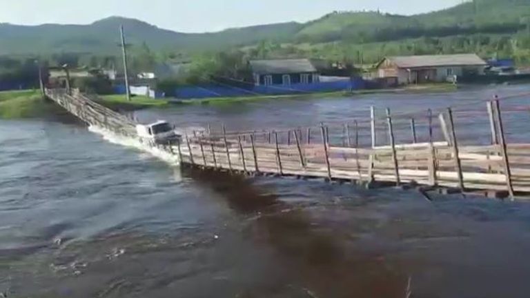 Il ponte sospeso è crollato quando un camion ha cercato di attraversarlo durante una grave alluvione nella Russia orientale