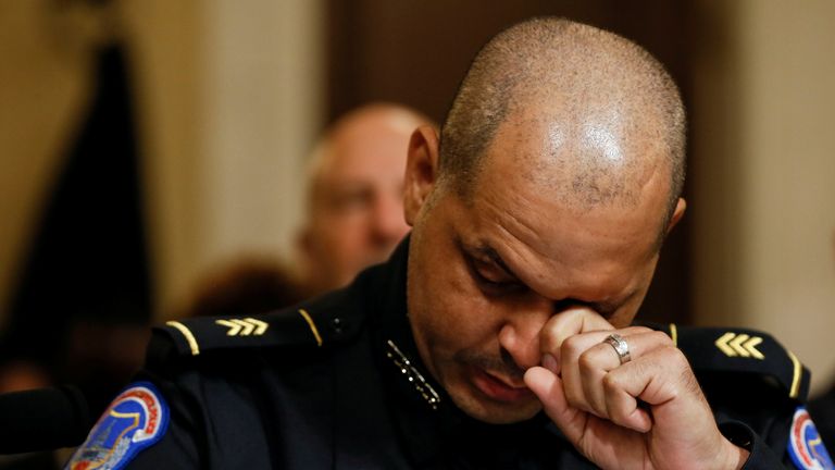Le sergent de la police du Capitole des États-Unis, Aquilino Gonell, a essuyé ses larmes lors de son témoignage lors de l'audience d'ouverture du comité (sélectif) de la Chambre des États-Unis enquêtant sur l'attaque du 6 janvier contre le Capitole des États-Unis, à Capitol Hill à Washington, États-Unis, le 27 juillet 2021. REUTERS/Jim Bourg/ Piscine