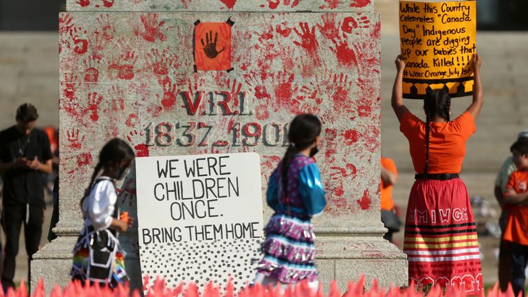 به دنبال کشف بقایای صدها کودک در مدارس مسکونی بومی سابق ، در خارج از مجلس قانونگذاری استان در روز کانادا در وینیپگ ، مانیتوبا ، کانادا ، اول ژوئیه 2021 ، رقصندگان جوان مجسمه ای از ملکه ویکتوریا را سرنگون کردند. شانون وان راس