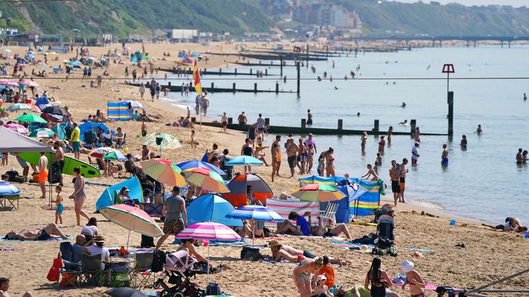 Les gens apprécient le temps sur la plage de Bournemouth dans le Dorset