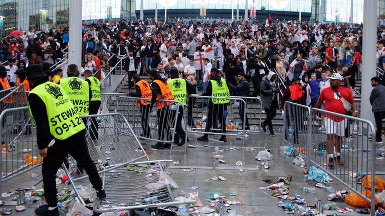 در فینال بین انگلیس و ایتالیا در ومبلی ، حوادث خشونت آمیزی در داخل و خارج ورزشگاه رخ داد.  عکس: AP