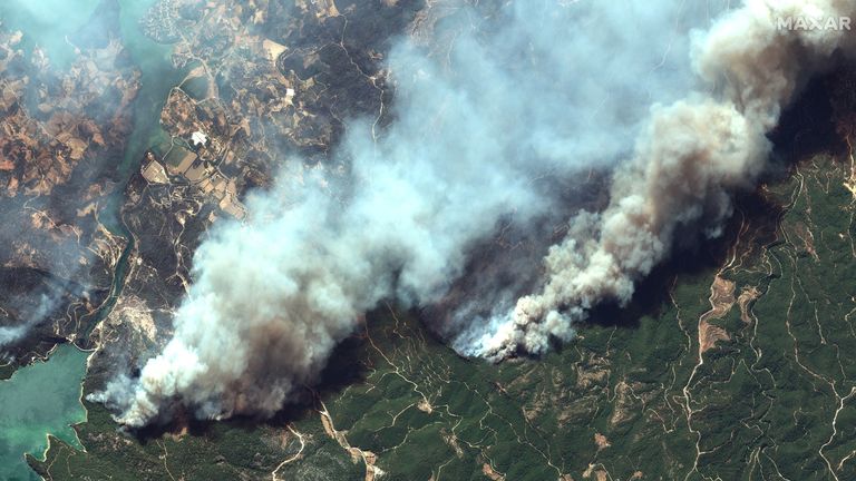 Vom Himmel sind Rauchwolken von Waldbränden zu sehen.  Satellitenbild © 2021 Maxar Technologies