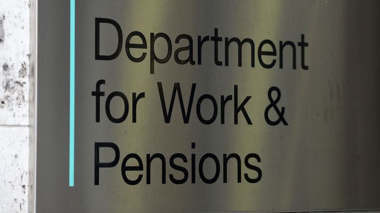 Vue de la signalisation pour le ministère du Travail et des Pensions à Westminster, Londres