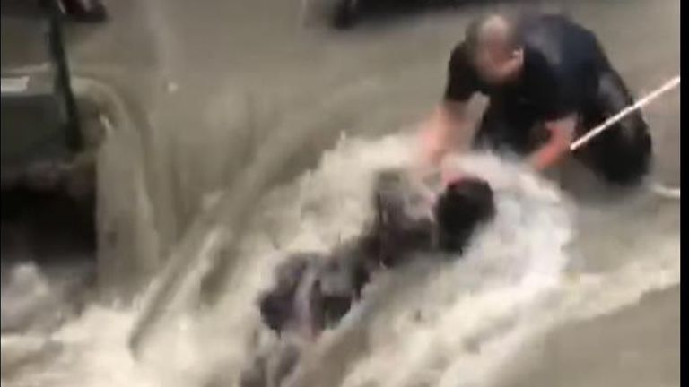 Woman rescued from floods in Zhengzhou 