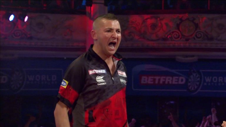 Nathan Aspinall frappe un 130 checkout en quart de finale du World Matchplay contre Michael van Gerwen