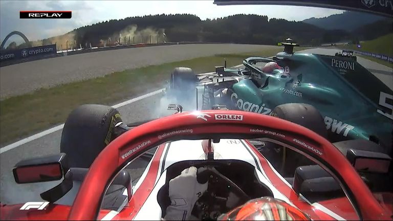 L'Alfa Romeo de Kimi Raikkonen et l'Aston Martin de Sebastian Vettel sont entrées en collision dans le dernier tour du Grand Prix d'Autriche