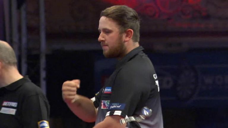 Callan Rydz a célébré un peu trop fort après avoir remporté une étape lors de son match du premier tour au World Matchplay et a envoyé sa montre voler dans le processus !