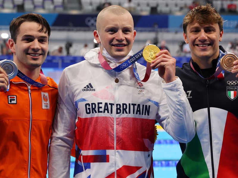 Tokyo Olympics Swimmer Adam Peaty Wins Team Gb S First Gold Medal World News Sky News