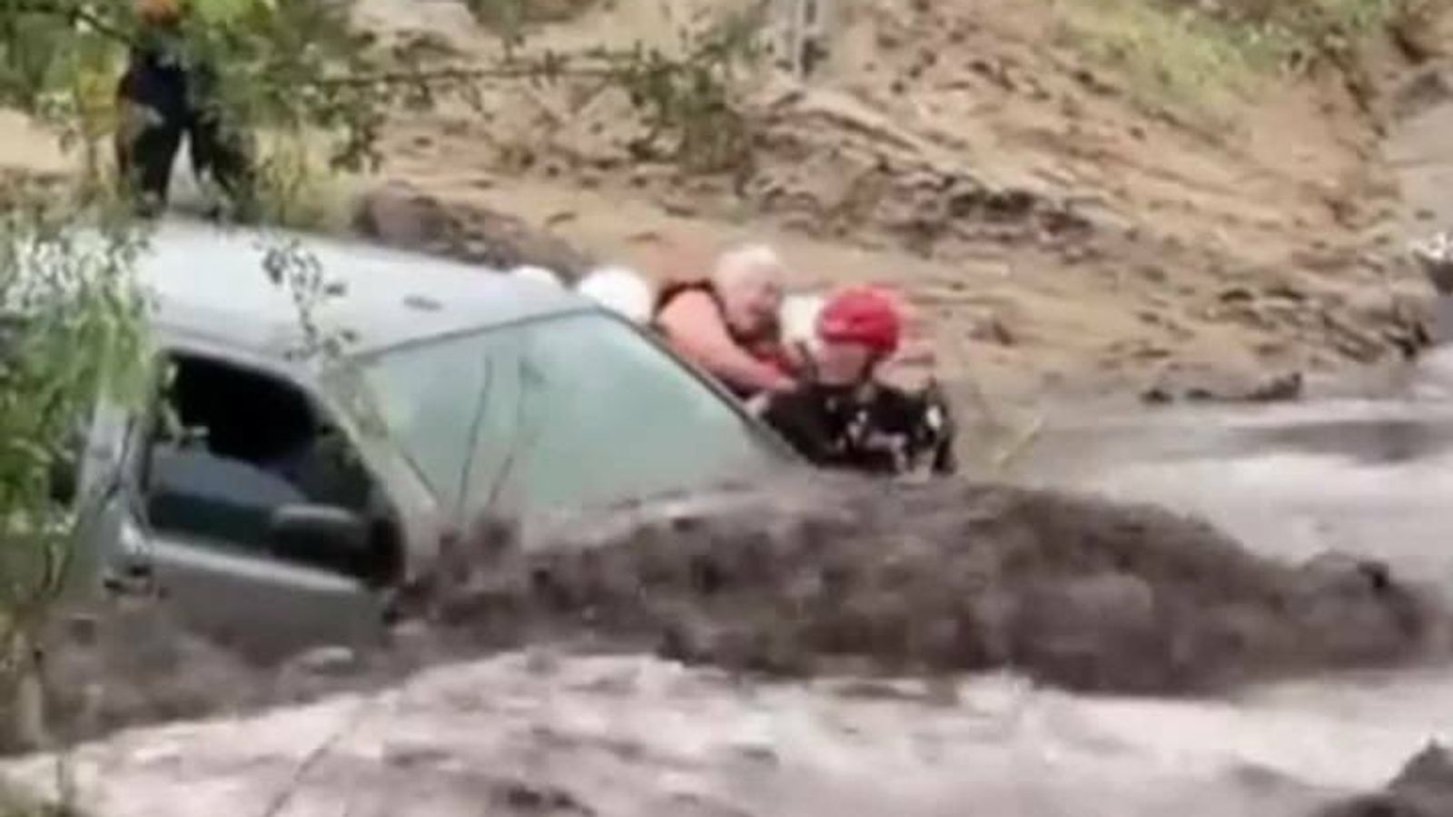 US: Drivers rescued from flash floods in Arizona | US News | Sky News