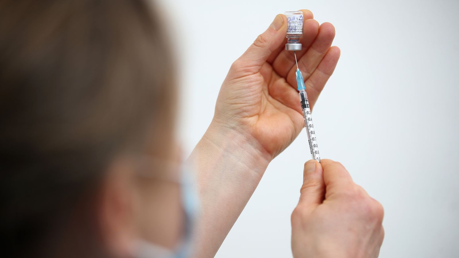 COVID-19: Pemerintah Inggris mengamankan 114 juta dosis vaksin lagi untuk dua tahun ke depan karena kasus varian baru Omicron meningkat |  Berita Inggris