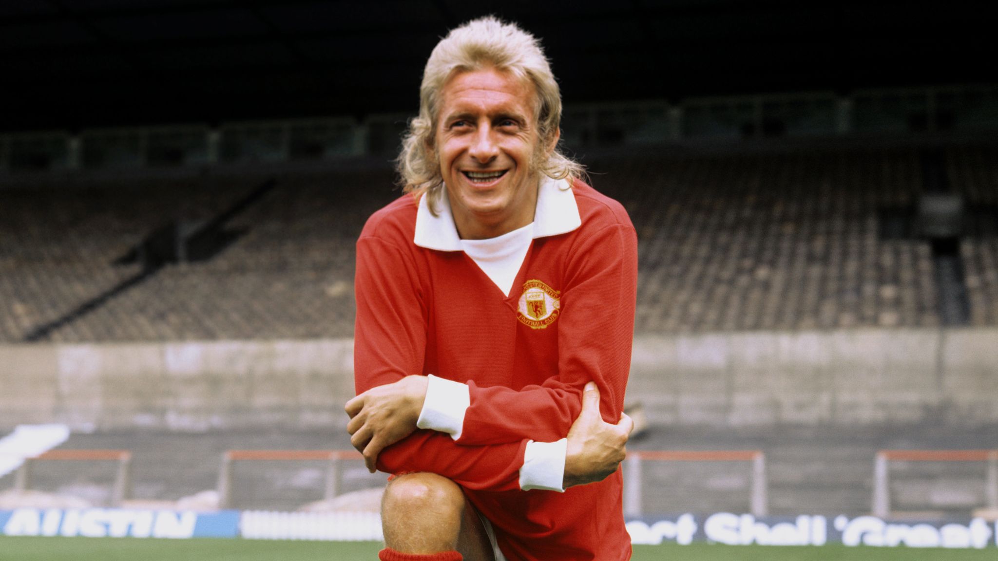 Denis Law: Manchester United and Scotland football legend reveals he has  been diagnosed with dementia | UK News | Sky News