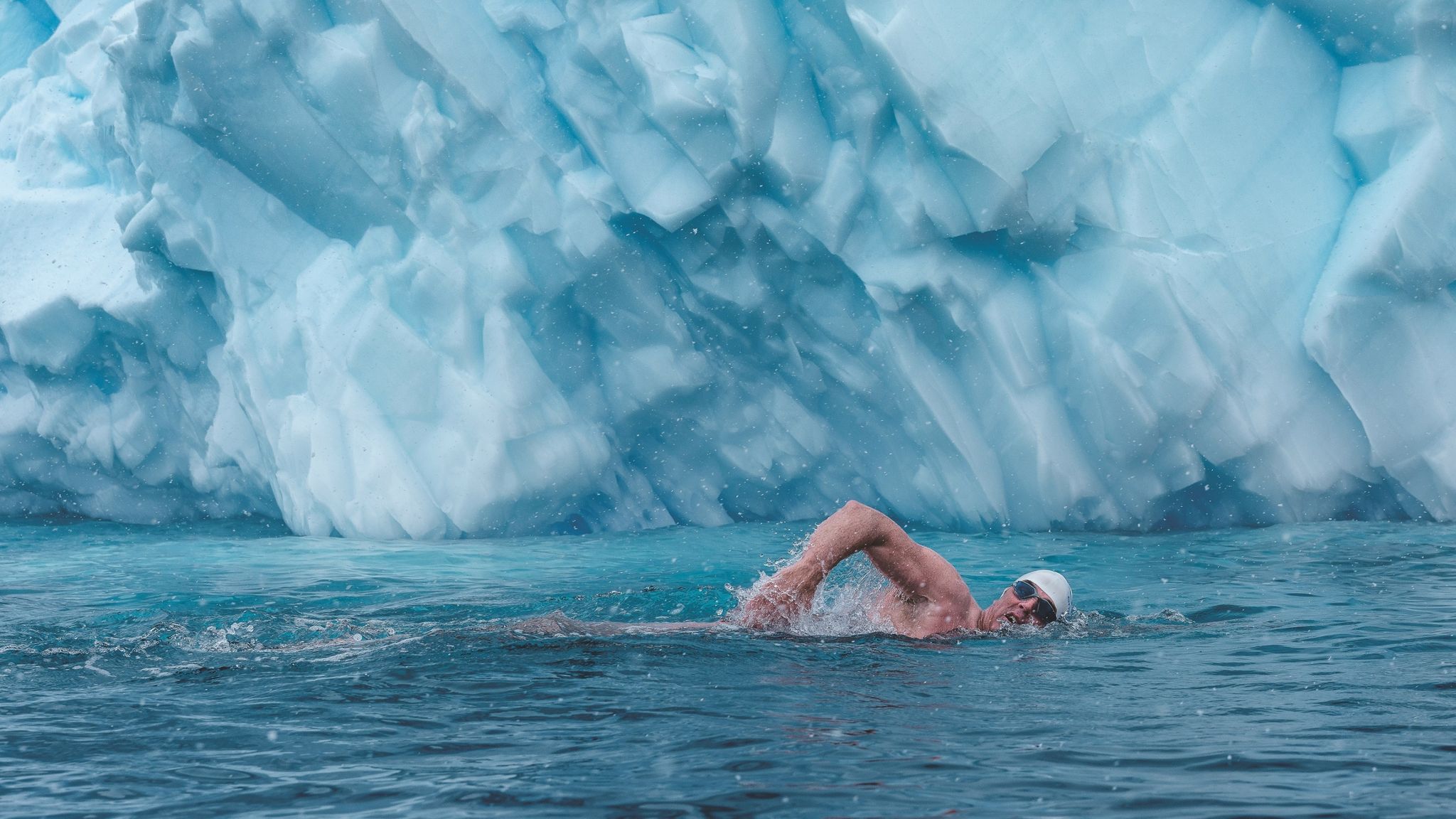 Где в 2007 совершил заплыв льюис пью. В Гренландии холодно. Ледниковый Фьорд Илулиссат Гренландия. Гренландия вода волны. Ледниковый Фьорд Илулиссат Северная Америка.