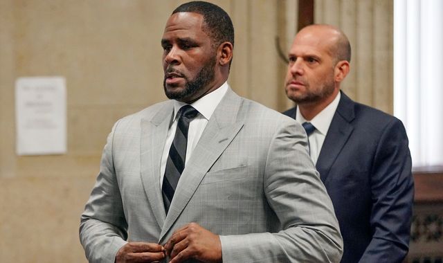 R Kelly trial in New York: First accuser tells court that singer 'slapped me and choked me until I passed out' - Vimarsana News