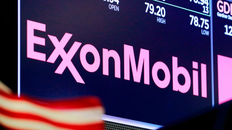 DOSSIER - Dans cette photo d'archive du 23 avril 2018, le logo d'ExxonMobil apparaît au-dessus d'un poste de traite sur le parquet de la Bourse de New York.  Exxon Mobil, le mardi 3 mars 2020, a expliqué comment il réduisait le méthane que ses opérations rejetaient dans l'atmosphère, détaillant ses efforts alors que les gouvernements du monde entier écrivent de nouvelles règles pour réglementer les gaz à effet de serre nocifs.  (AP Photo/Richard Drew, dossier)