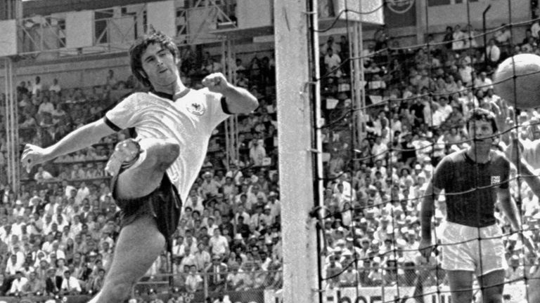 DOSSIER – Dans cette photo d'archive du 14 juin 1970, l'Allemand Gerd Mueller marque le troisième but décisif pour l'Allemagne lors du match de quart de finale de la Coupe du monde entre l'Allemagne et l'Angleterre à Leon, au Mexique.  Le Bayern Munich et l'ancien attaquant de l'Allemagne de l'Ouest Gerd Müller sont décédés à l'âge de 75 ans. Mueller a rejoint le club bavarois en 1964 et a remporté quatre titres de champion et quatre titres de Coupe d'Allemagne.  Mueller a aidé l'Allemagne de l'Ouest à remporter le Championnat d'Europe en 1972, puis la Coupe du monde deux ans plus tard.  (Photo AP, fichier)