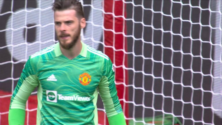 Huge save from De Gea denies Armstrong (74)