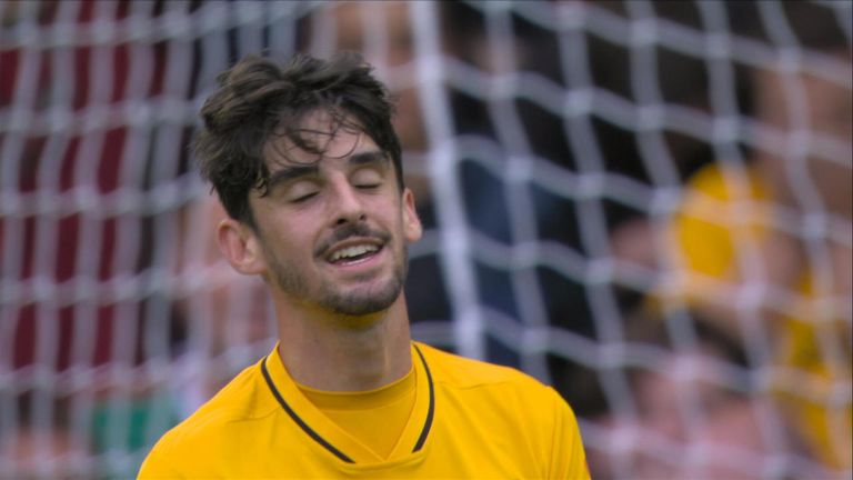 Trincao misses great chance