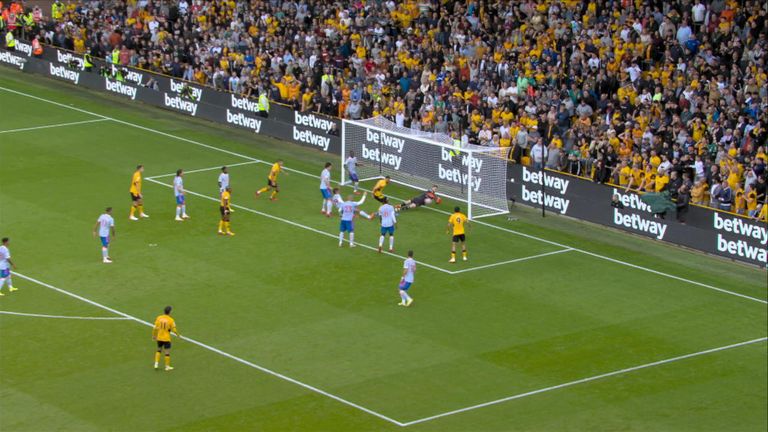 'How have Wolves not scored?!' De Gea double save!