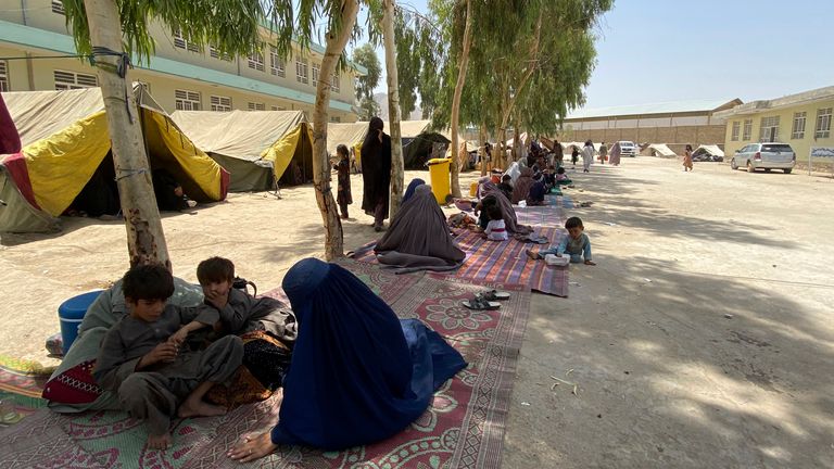 Des Afghans déplacés à l'intérieur du pays qui ont fui leur maison en raison des combats entre les talibans et le personnel de sécurité afghan sont vus dans un camp du district de Daman, dans la province de Kandahar.  Photo : AP