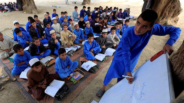 Des enfants afghans étudient dans un espace ouvert du district de Ghani Khel à Jalalabad, en Afghanistan, le 6 novembre 2017