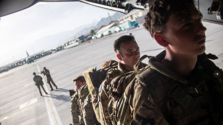 L'ultimo volo che trasportava soldati britannici partì da Kabul.  Pic: Mod