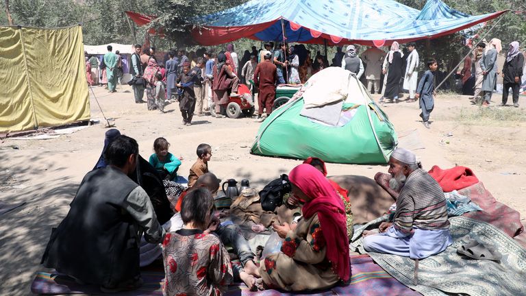 Des familles déplacées des provinces du nord qui ont fui leurs maisons au milieu de la violence se réfugient dans un parc public à Kaboul, en Afghanistan