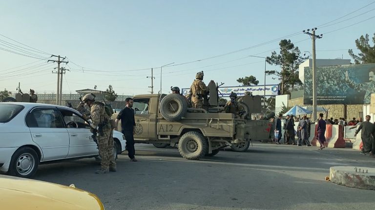 Les soldats afghans ont fondu alors que Stuart passait les postes de contrôle de la police et de l'armée