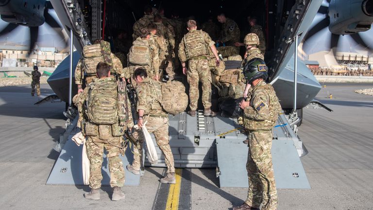 La foto mostra il personale militare britannico a bordo di un aereo A400M in partenza da Kabul, Afghanistan, il 28 agosto 2021. Come parte dell'operazione PITTING;  Gli afgani idonei vengono anche evacuati nel Regno Unito attraverso gli Emirati Arabi Uniti nell'ambito del Programma di assistenza al reinsediamento afghano (ARAP).  Alcuni atterreranno e saranno processati alla RAF Brize Norton (BZZ).  Ciò rappresenta una preziosa opportunità per mostrare la capacità della RAF, e in particolare la sua capacità di mobilità aerea, di fornire operazioni di trasporto aereo su larga scala con breve preavviso.