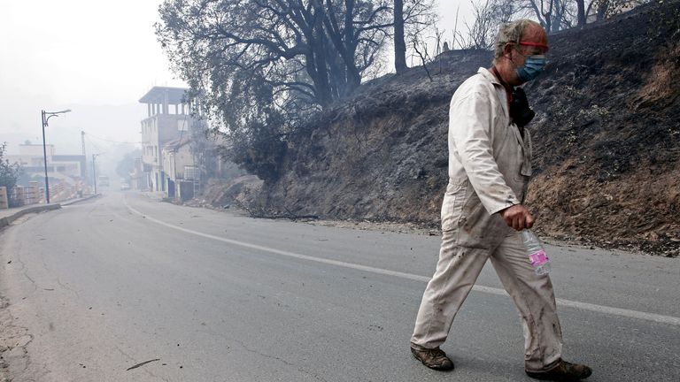 Il presidente ha detto che gli incendi erano... "troppo sincrono" Potrebbe essere un incendio.  Pic AP