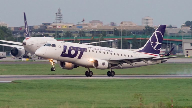 オリンピック選手を乗せた飛行機が水曜日に駐機場に着陸した