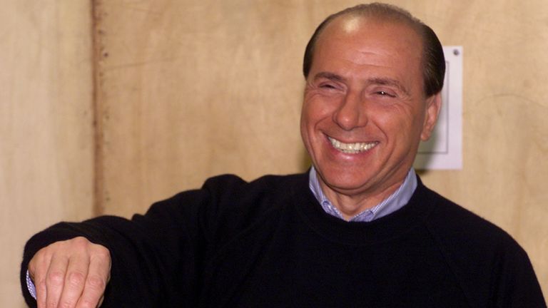 Silvio Berlusconi vote aux élections de 2000.  Photo : AP