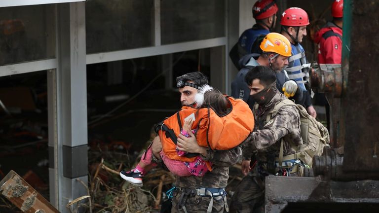 Los equipos de búsqueda y rescate ayudan a evacuar a los residentes de Bozkurt, incluida la niña