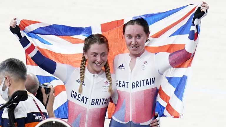 La Britannique Laura Kenny (à gauche) et Katie Archibald célèbrent leur médaille d'or 