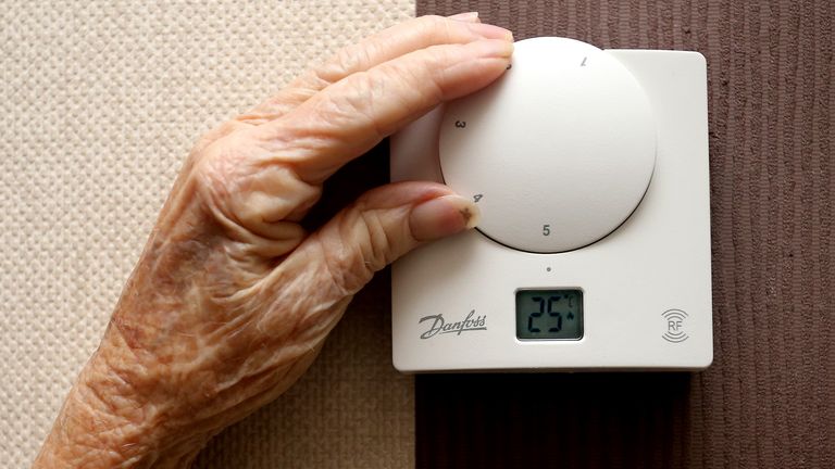 Jane Burney 94, de Childwall modifie le thermostat de sa maison.  Le début de l'hiver affecte les retraités préoccupés par les factures de chauffage ASSOCIATION DE PRESSE Photo.  Date de publication : mercredi 19 novembre 2014. Voir l'article de PA .  Crédit photo doit se lire : Peter Byrne/PA Wire