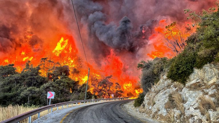 Un enfer balayant les collines près de Çökertme, en Turquie