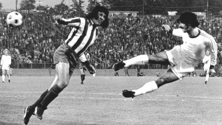 Gerd Muller marque de la tête un but lors de la finale de la Coupe d'Europe 1974, aidant le Bayern Munich à remporter le titre pour la première fois.  Photo : AP 