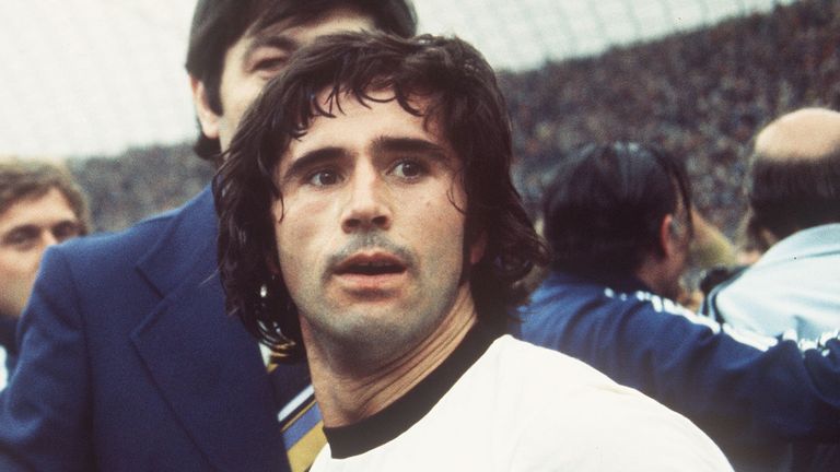 Le joueur allemand Gerd Mueller, qui a marqué le but vainqueur contre les Pays-Bas (2:1) lors de la finale de la Coupe du Monde de la FIFA 1974 au stade olympique de Munich, célèbre après le coup de sifflet final.  L'Allemagne remporte la finale, répétant ainsi - presque jour pour jour - sa victoire d'il y a plus de 20 ans.  Photo de : picture-alliance/dpa/AP Images