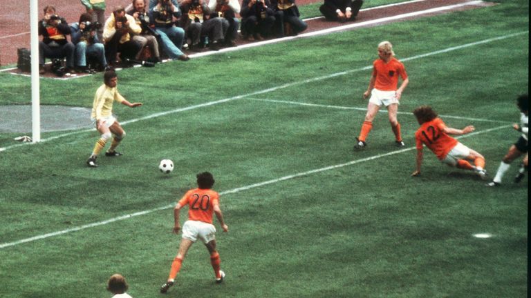 Coupe du monde de football 1974 : l'Allemagne contre les Pays-Bas L'attaquant allemand Gerd Mueller (loin R, bord de la photo) pousse le ballon devant le défenseur Ruud Krol (2e à partir de R, no 12) et le gardien Jan Jongbloed dans le but néerlandais pour le 2- 1 but lors de la finale de la Coupe du monde 1974, l'Allemagne contre les Pays-Bas au stade olympique de Munich, en Allemagne, le 7 juillet 1974. L'Allemagne a remporté le match 2-1 contre les Pays-Bas et a remporté le titre de champion du monde pour la deuxième fois.  Mueller, qui a marqué avec 10 buts e