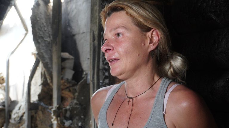 Ο φίλος της Rula Mantis είναι ιδιοκτήτης παντοπωλείου στο χωριό κατεστραμμένο από τη φωτιά