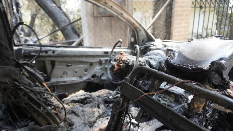 Οι κάτοικοι έχασαν τα σπίτια τους και τα αυτοκίνητά τους από τη φωτιά