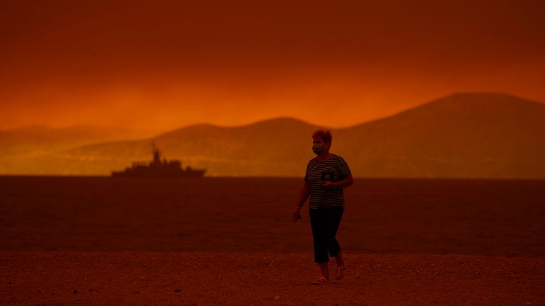 El humo sale del mar en el pueblo de Pefki en la isla de Evia.  Imagen: Apr 