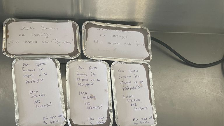 Πακέτα φροντίδας, με τρόφιμα και μηνύματα, στάλθηκαν σε όσους αναγκάστηκαν να ζήσουν σε κέντρα εκκένωσης