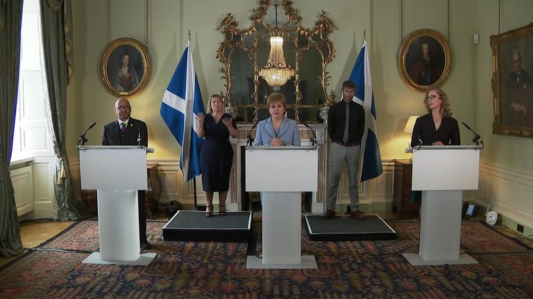 Nicola Sturgeon a qualifié de « révolutionnaire » un nouvel accord de partage du pouvoir entre le SNP et les Verts écossais.