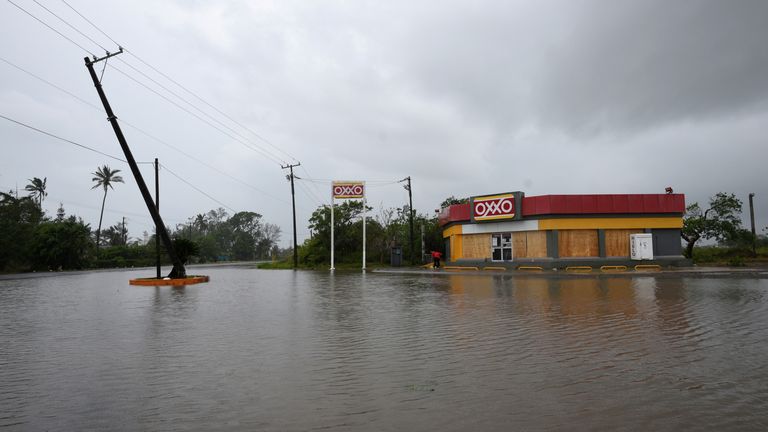 El 21 de agosto de 2021 en Costa Esmeralda, cerca de Decolatla, México, la carretera junto a una tienda de conveniencia se inundó cuando el huracán Grace azotó la costa.