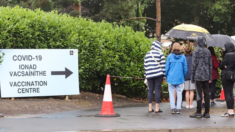 Les parents et leurs enfants font la queue sous une pluie battante devant le Citywest Covid-19 Vaccination Center à Dublin alors que les vaccinations des enfants et des adolescents commencent à travers l'Irlande, avec plus de 23% des personnes âgées de 12 à 15 ans inscrites pour recevoir le vaccin.  Date de la photo : samedi 14 août 2021.

