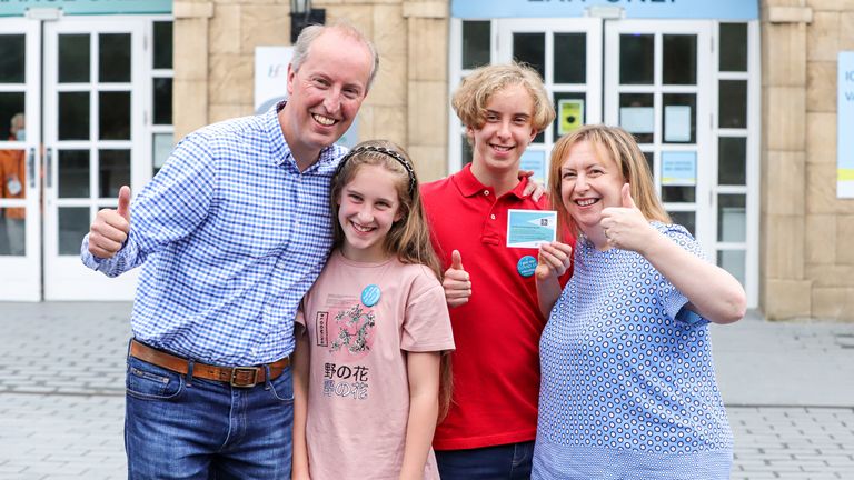 Michael et Rebecca Shelley avec leurs enfants Bill, 14 ans, et Sarah, 12 ans, après avoir reçu leur première dose du vaccin Covid-19 au centre de vaccination de Citywest à Dublin.  La vaccination des enfants et des adolescents est en cours dans toute l'Irlande, avec plus de 23% des personnes âgées de 12 à 15 ans inscrites pour recevoir le vaccin.  Date de la photo : samedi 14 août 2021.

