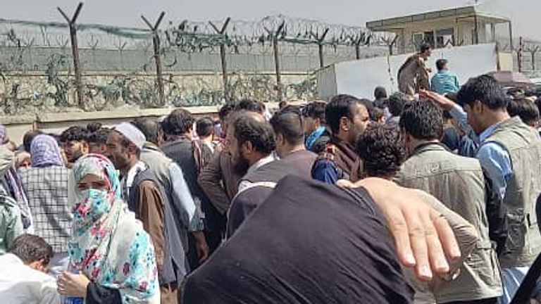 Hunderte Menschen warten vor dem Flughafen von Kabul, um Afghanistan zu verlassen