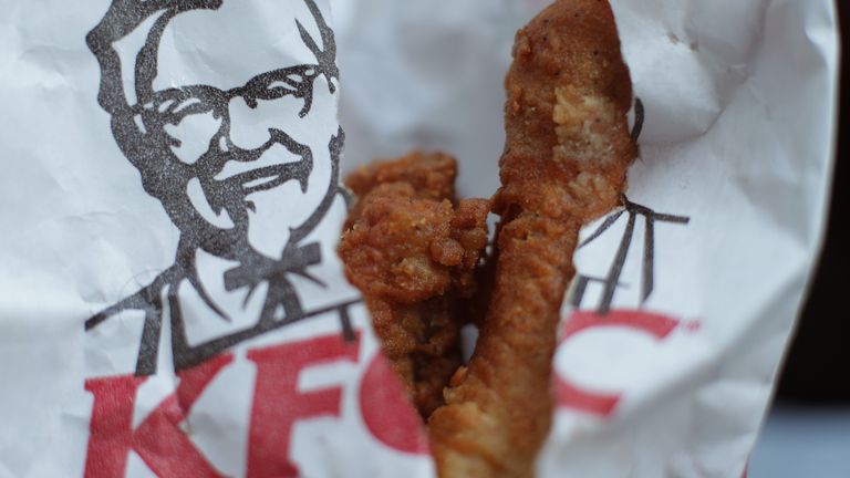Kentucky Fried Chicken in London.  Der Gemeinderat hat bestätigt, dass das neue Lagerzentrum inmitten der Lieferschwierigkeiten von Kentucky Fried Chicken nicht die für den Betrieb gesetzlich erforderliche Registrierung erhalten hat.