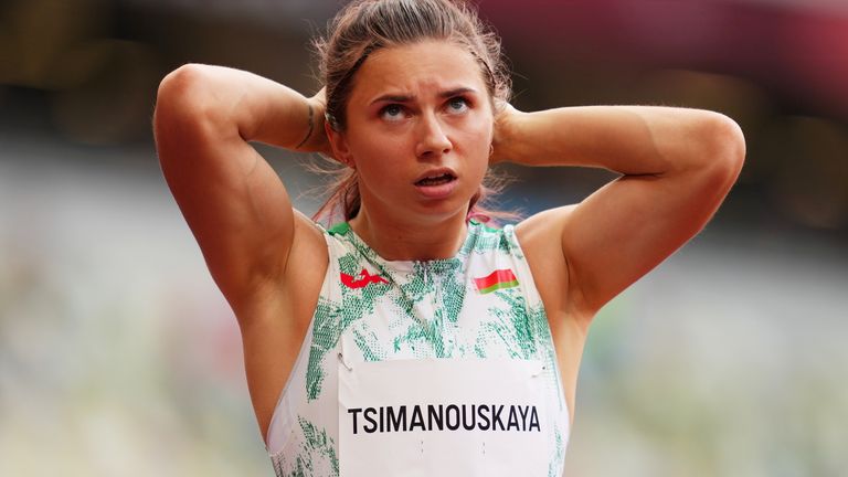 Kristina Tsimanoskaya von Weißrussland Reaktion nach dem Wettbewerb in der sechsten Runde der 100-m-Frauen bei den Olympischen Spielen in Tokio